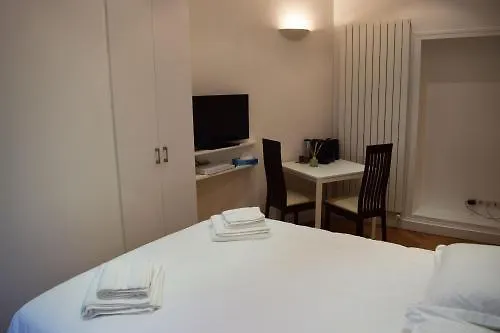 לינה וארוחת בוקר Square פריז